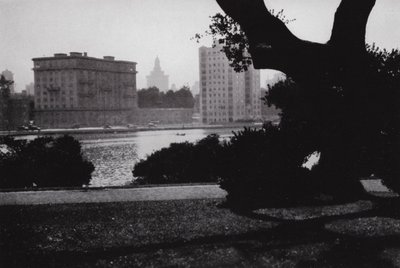 California: Oakland, Lago Merritt, en el corazón de la ciudad, rodeado de grandes edificios y muchas hermosas casas de American Photographer (after)