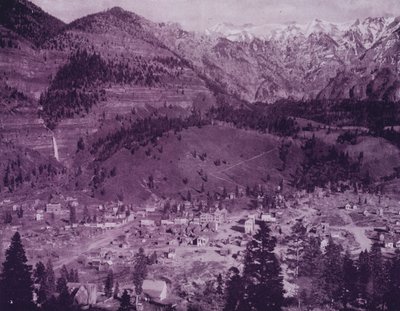 Ciudad de Ouray y montañas de Ouray, Colorado (foto en b/n) de American Photographer (after)