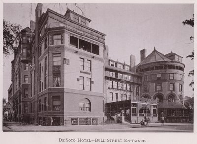Hotel De Soto, entrada de Bull Street (foto en blanco y negro) de American Photographer (after)