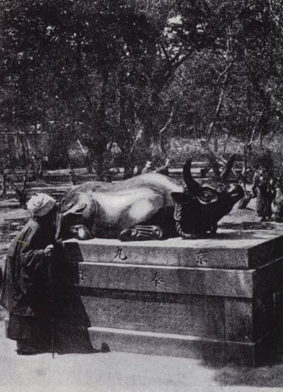 Mujer devota acariciando un toro de bronce (foto en blanco y negro) de American Photographer (after)