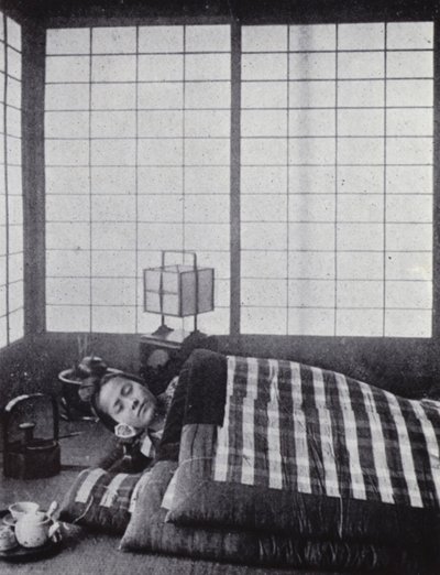 Niña dormida entre edredones con una almohada de madera de American Photographer (after)