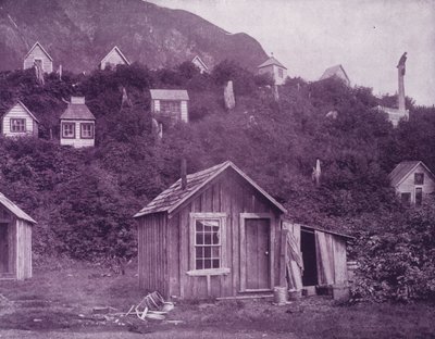 Casas funerarias indias cerca de la ciudad de Juneau, Alaska (foto en b/n) de American Photographer (after)