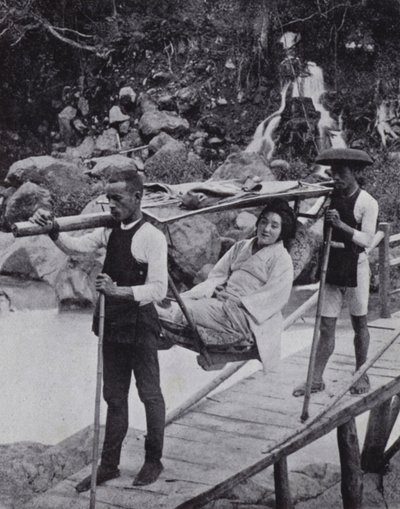 Dama japonesa cruzando el río Daiya cerca de Nikko (foto en b/n) de American Photographer (after)