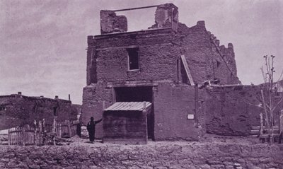 Iglesia vieja de San Miguel, Santa Fe, NM, construida de adobe en 1550 (foto en b/n) de American Photographer (after)
