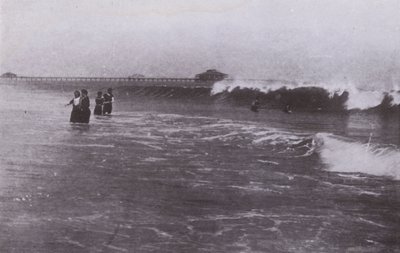 Old Orchard Beach, Maine: El oleaje (foto en blanco y negro) de American Photographer (after)