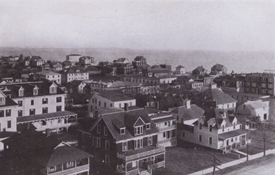 Old Orchard Beach, Maine: El pueblo mirando al este desde Old Orchard House (foto en blanco y negro) de American Photographer (after)