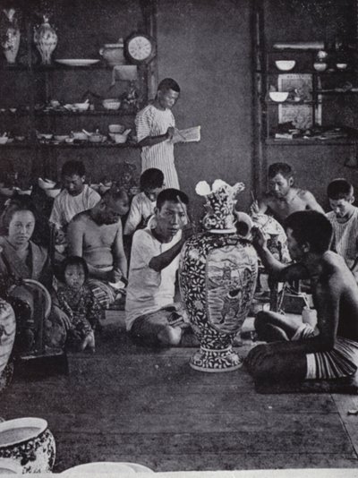 Decoradores de porcelana trabajando en las famosas obras de Kinkosan en Awata, Kioto de American Photographer (after)