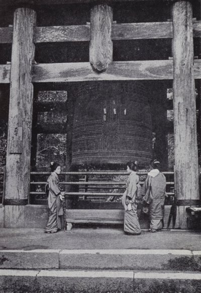 La gran campana del Templo Chiou-Ju (foto en blanco y negro) de American Photographer (after)