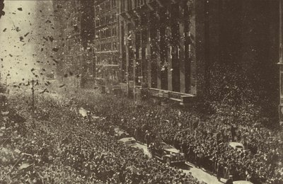 El presidente de EE.UU. Franklin D Roosevelt recibiendo una bienvenida entusiasta en la ciudad de Nueva York después de ser elegido para un tercer mandato, diciembre de 1940 de American Photographer (after)