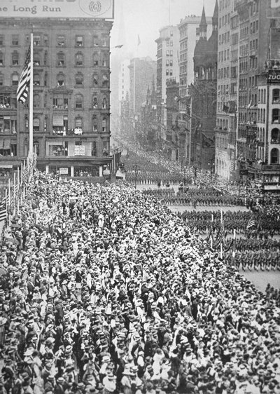 Una División de Estados Unidos desfila por Nueva York camino al campo de entrenamiento antes de servir en Francia de American Photographer