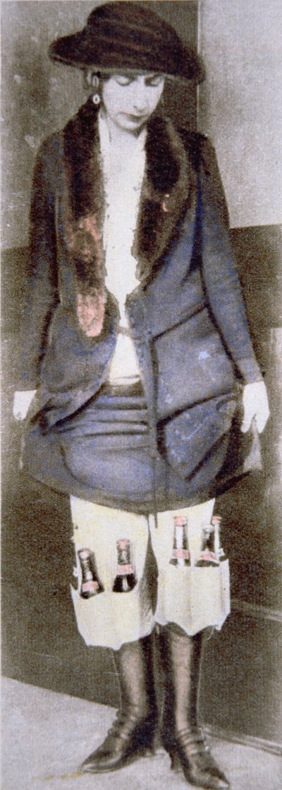 Una mujer escondiendo botellas ilegales de cerveza bajo su falda en bolsillos especiales durante la Prohibición Americana (1920-33) de American Photographer