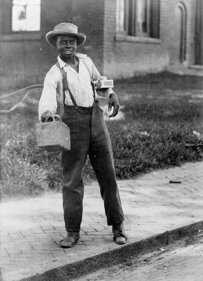 Niño limpiabotas afroamericano, c.1899 de American Photographer