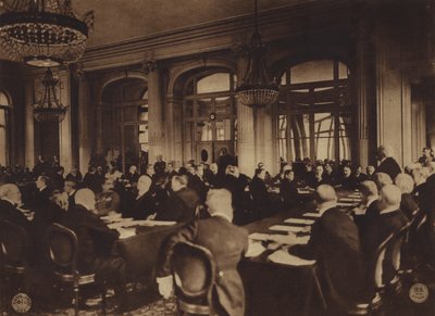 Estados Unidos en la Primera Guerra Mundial: Georges Clemenceau, primer ministro de Francia, entrega a los delegados alemanes los términos de paz de los Aliados en el Hotel Trianon Palace, Versalles, 7 de mayo. de American Photographer