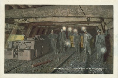 Minería del carbón en Estados Unidos: Transporte de vagones con motor eléctrico a 1000 pies bajo la superficie (foto en color) de American Photographer