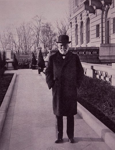 Andrew Carnegie fuera de su mansión en la Quinta Avenida, Nueva York de American Photographer