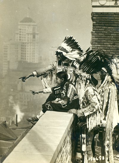 Indios Blackfoot en el techo del Hotel McAlpin, negándose a dormir en sus habitaciones, Ciudad de Nueva York de American Photographer