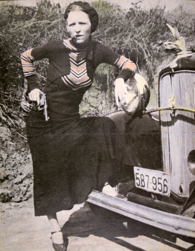 Bonnie Parker posando 
