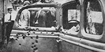 El coche acribillado a balas de Bonnie y Clyde de American Photographer