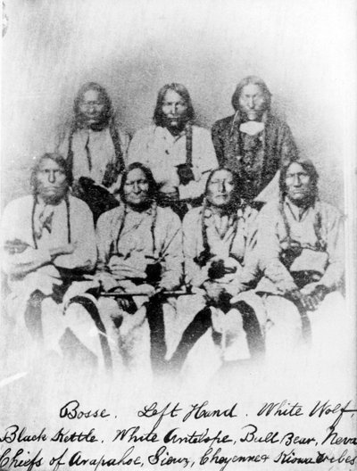 Bosse, Left Hand, White Wolf, Black Kettle, White Antelope, Bull Bear, Neva: Jefes de las tribus Arapahoe, Sioux, Cheyenne y Kiowa, c.1860-68 de American Photographer