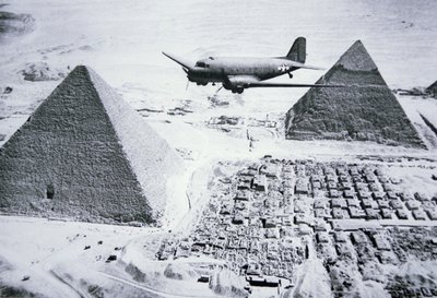 C-47 volando sobre las pirámides de Egipto de American Photographer