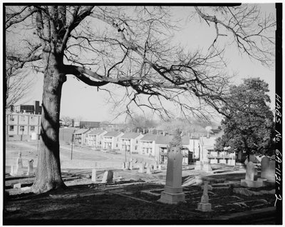 Distrito de Cabbagetown (Vistas Generales), Boulevard, Pearl Street, Memorial Drive, & Vías del tren, Atlanta, Condado de Fulton, GA (foto en blanco y negro) de American Photographer