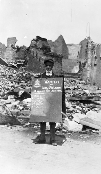 Chico de recados para la Compañía Telefónica tras la tormenta de Galveston, 1900 de American Photographer