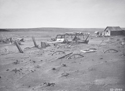 Coche y maquinaria agrícola enterrados por polvo y arena, Dallas, Dakota del Sur de American Photographer