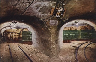 Chicago: Túnel subterráneo en intersección de calles, mostrando vagones de mercancías cargados (foto en color) de American Photographer