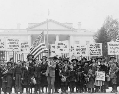 Niños en la Casa Blanca apelando al Presidente por la liberación de prisioneros políticos, 1922 de American Photographer