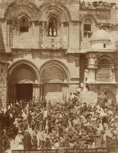Iglesia del Santo Sepulcro, Jerusalén, con el patio lleno de peregrinos reunidos para la Pascua, 1898-1911 de American Photographer