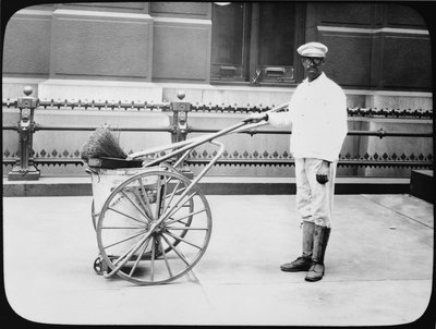 Limpiador de calles de la ciudad, Filadelfia, c.1920 de American Photographer