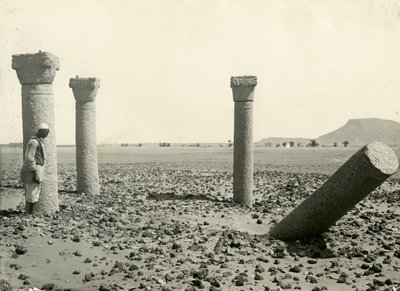 Columnas de la Iglesia Copta, vista desde el oeste, isla Sai, Egipto, fotografía de Breasted, Instituto Oriental, Universidad de Chicago, ca 1920 de American Photographer