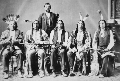 Delegación de jefes sioux, liderada por Red Cloud (1822-1909) en Washington D.C. para ver al presidente Ulysses S. Grant (1822-85) en 1870 de American Photographer