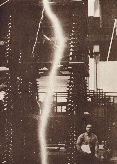 Descarga de un rayo artificial de un generador de cinco millones de voltios (foto b/n) de American Photographer