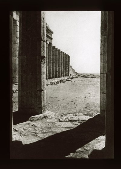 Patio del Templo de Hatshepsut, Deir El-Bahri de American Photographer