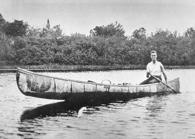 Franklin D. Roosevelt remando en una canoa de abedul en la Isla Campobello, Nuevo Brunswick de American Photographer