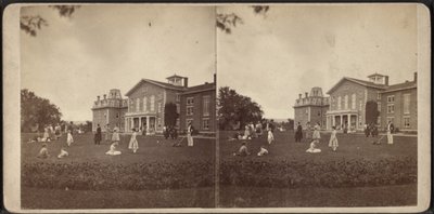 Frente de la Mansión y césped, Comunidad de Oneida, Estado de Nueva York, c.1870 de American Photographer