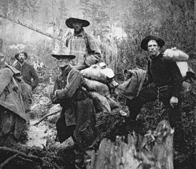 Buscadores de oro en movimiento hacia el Territorio de Yukon, Canadá, durante la Fiebre del Oro de Klondike (1897-98) de American Photographer