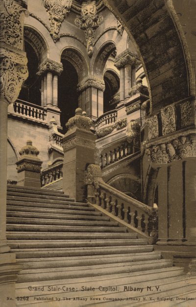 Gran escalinata, Capitolio del Estado, Albany, Nueva York, EE.UU. (foto en blanco y negro) de American Photographer