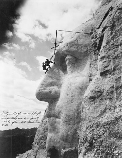 Gutzon Borglum inspeccionando el trabajo en Washington en el Monte Rushmore, 1932 de American Photographer
