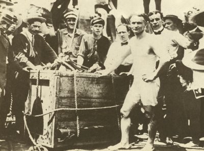 Harry Houdini es bajado al río Detroit, cubierto de hielo, en 1907 (fotografía en blanco y negro). de American Photographer