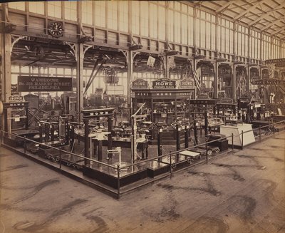 Exposición de Howe Scale Co., Machinery Hall, Centennial International Exhibition, Filadelfia, 1876 de American Photographer