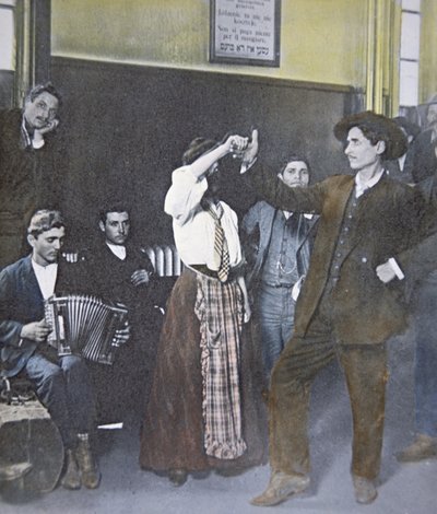 Inmigrantes en danza folclórica en Ellis Island, Puerto de Nueva York de American Photographer