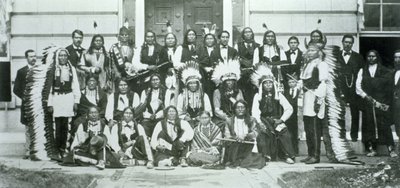 Delegación india de líderes sioux en Washington D.C. para protestar la violación del Tratado de Fort Laramie de 1868 de American Photographer