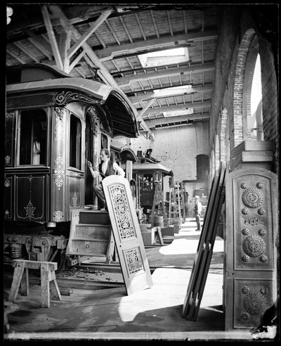 Vista interior de hombres trabajando en el taller de pintura de la fábrica de coches Pullman Palace, se cree que en Detroit, Michigan de American Photographer
