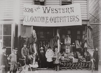 Tienda de equipamiento Klondike, calle Cordova, Vancouver 1897 de American Photographer