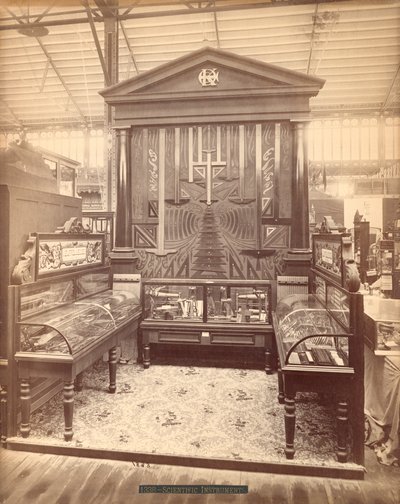 Exposición de Kuffel & Esser, Main Building, Centennial International Exhibition, Filadelfia, 1876 de American Photographer