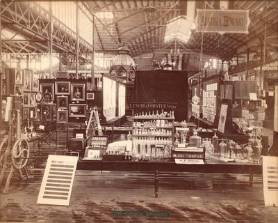 Exposición de Lenoir & Forster, Main Building, Centennial International Exhibition, Filadelfia, 1876 de American Photographer