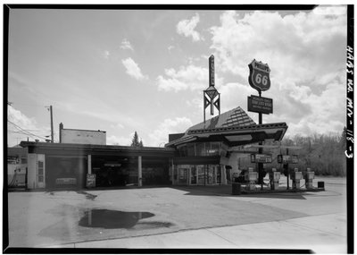 Estación de servicio de la Compañía de Petróleo Lindholm, Cloquet, Minnesota (foto en b/n) de American Photographer
