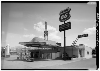 Estación de servicio de la Compañía de Petróleo Lindholm, Cloquet, Minnesota (foto en b/n) de American Photographer